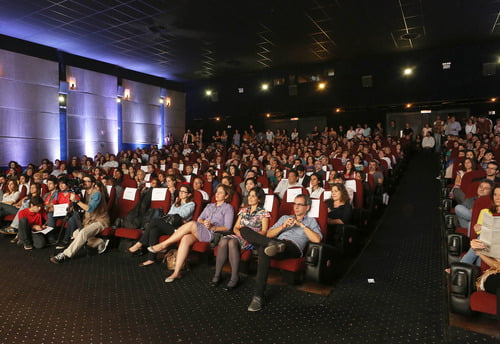 Foto mostra platéia lotada