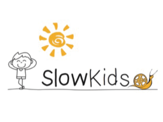 Logo com o desenho de uma criança tomando sol e um caracol. Texto na imagem: SlowKids