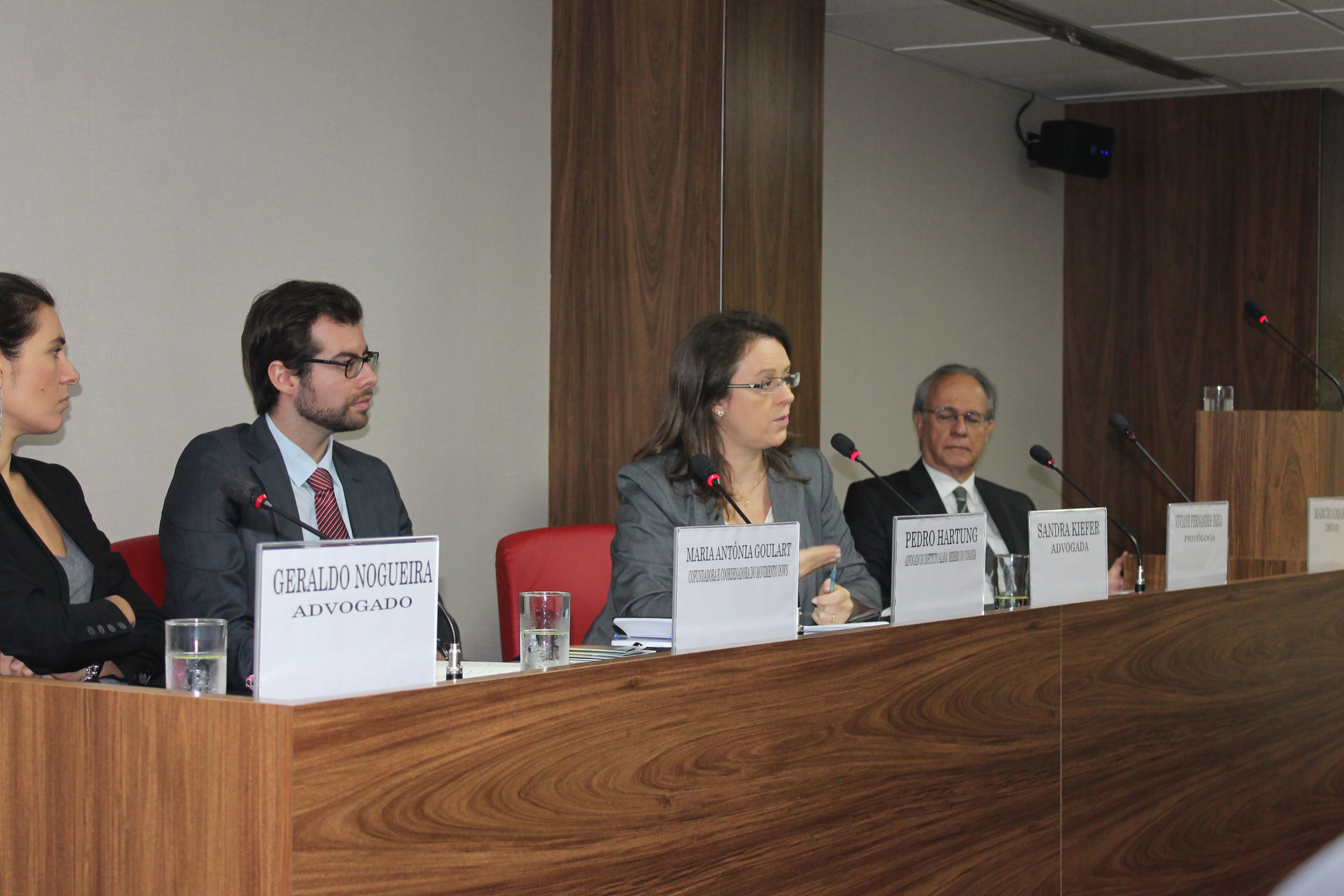 Banca com pessoas apresentando no lançamento do #EscolaParaTodos