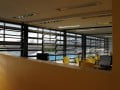 Foto do novo Espaço Alana mostra sala com mesas, cadeiras e computadores