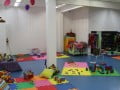 Foto mostra brinquedoteca do novo Espaço Alana com tapetes e vários brinquedos