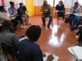 Foto de grupo reunido em círculo para discutir os problemas da região