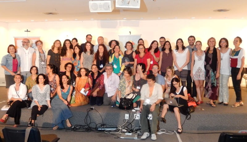 Toda equipe reunida e posando para uma foto.