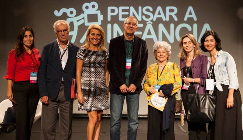 Participantes do 7º Fórum Pensar a Infância posam para foto