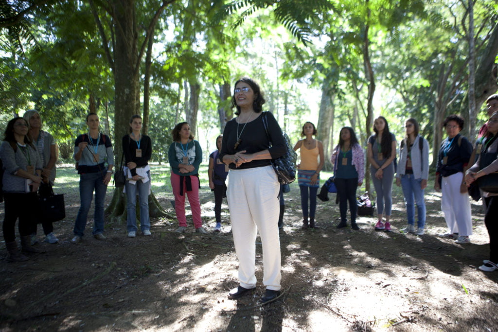 Rita Mendonça conduzindo a vivência na natureza no Rio de Janeiro (Foto: Daniel Lobo)