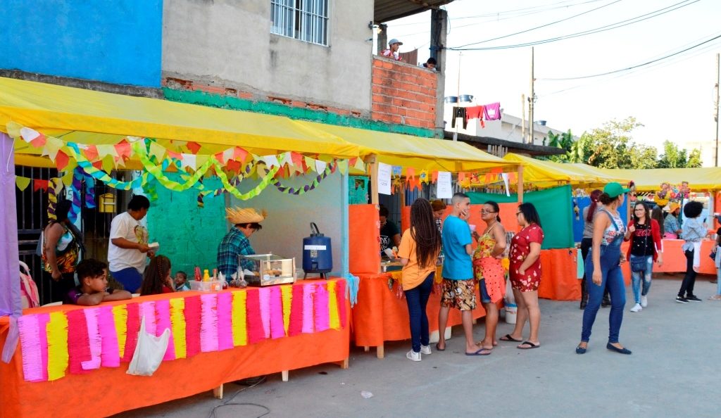 Barracas de comes e bebes do "Arraial da Comunidade" -  Foto: Márcia Duarte e Walmir Inácio.