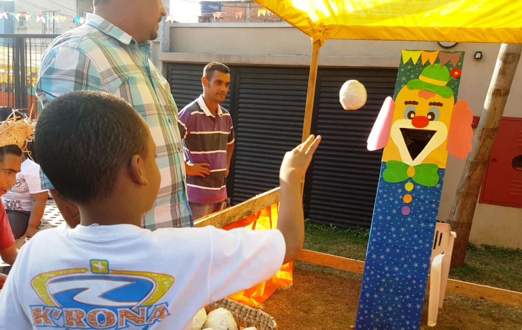 Brincadeiras típicas de festa junina no "Arraial da Comunidade" -  Foto: Márcia Duarte e Walmir Inácio.