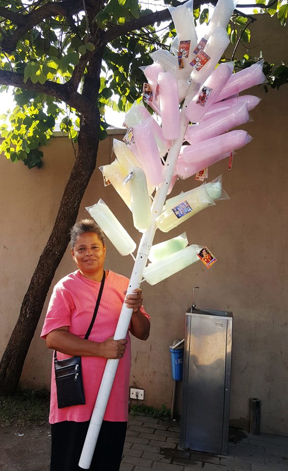 Moradora do Jd. Pantanal vendendo algodão doce no "Arraial da Comunidade" -  Foto: Márcia Duarte e Walmir Inácio.