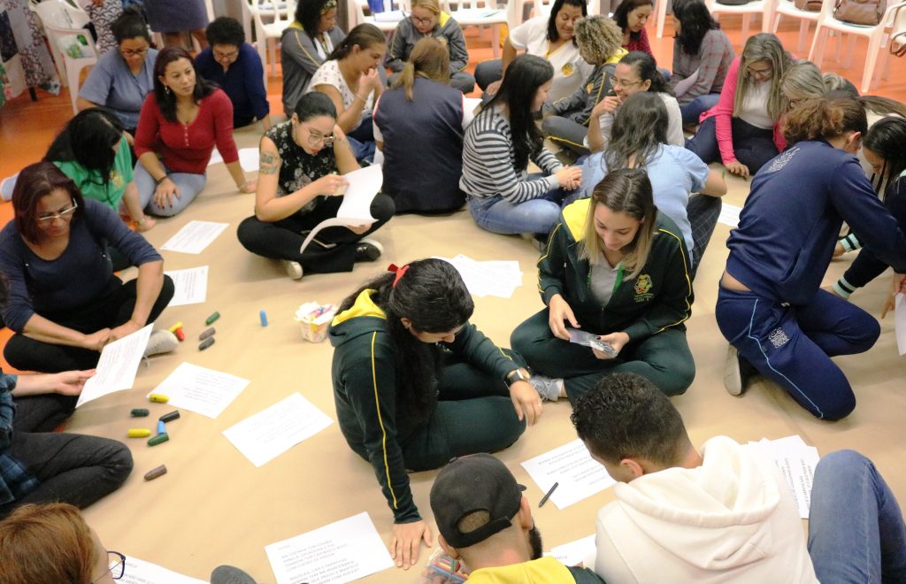 Espaço Alana comemora "O brincar que abraça a diferenças" na Semana Mundial do Brincar.