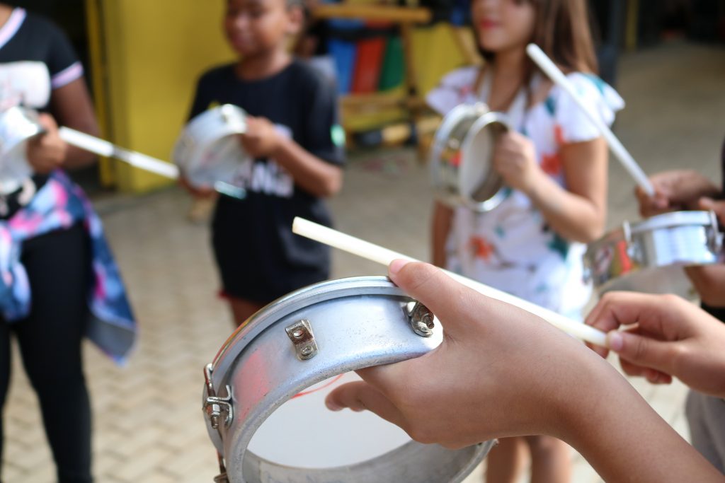 Espaço Alana comemora "O brincar que abraça a diferenças" na Semana Mundial do Brincar.