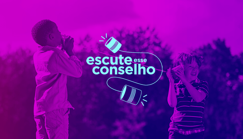 Foto de crianças com duas latas conectadas por um barbante simulando um telefone.Texto na imagem: Escute esse Conselho.