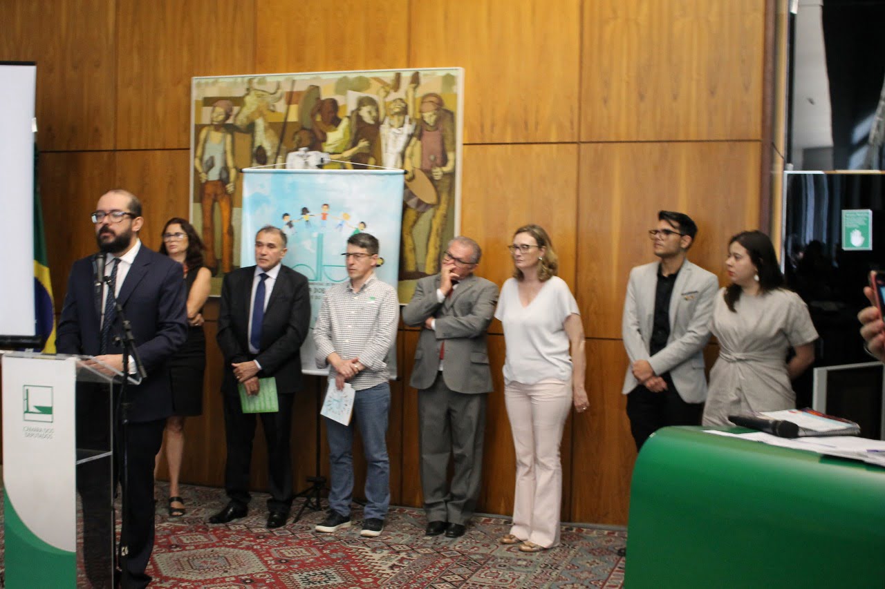 Foto durante cerimônia de relançamento da Frente Parlamentar Mista mostra grupo de pessoas enfileiradas uma do lado da outra