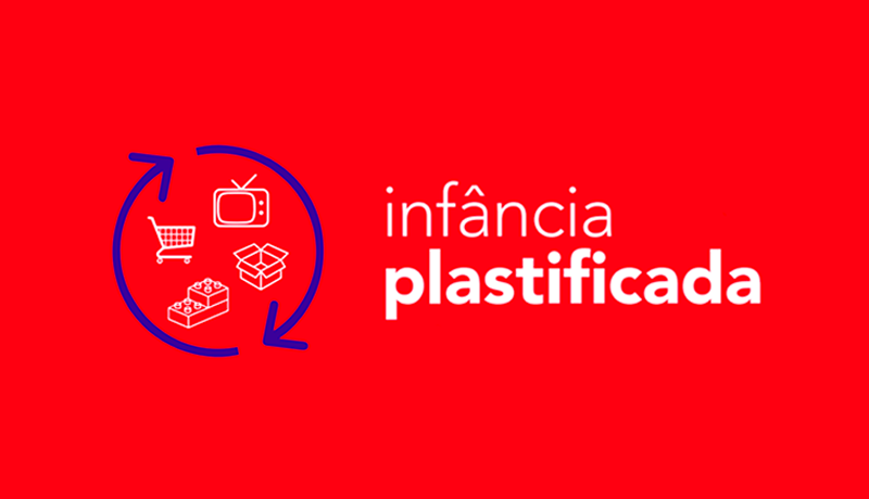 Texto: infância plastificada. Desenho de setas formando círculo com alguns desenhos, como um brinquedo de plástico e uma TV