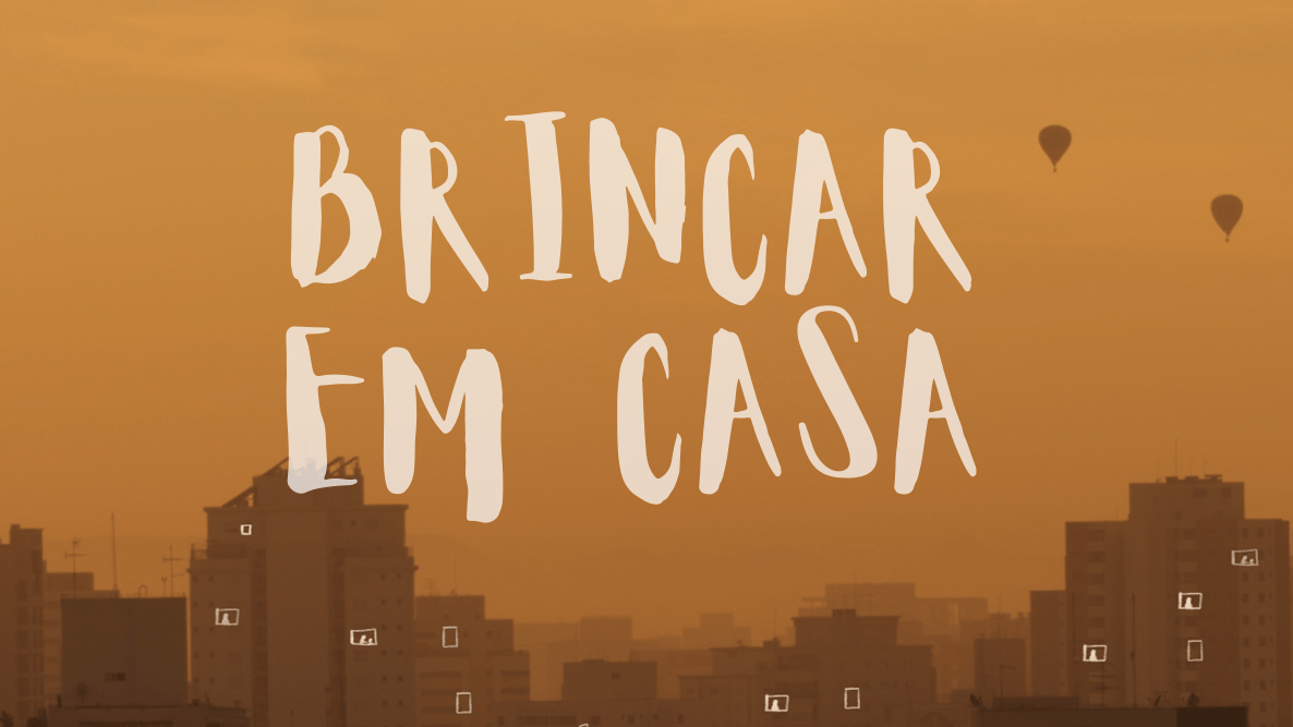 Foto do horizonte de uma cidade. Sobre a imagem, o texto: Brincar em Casa