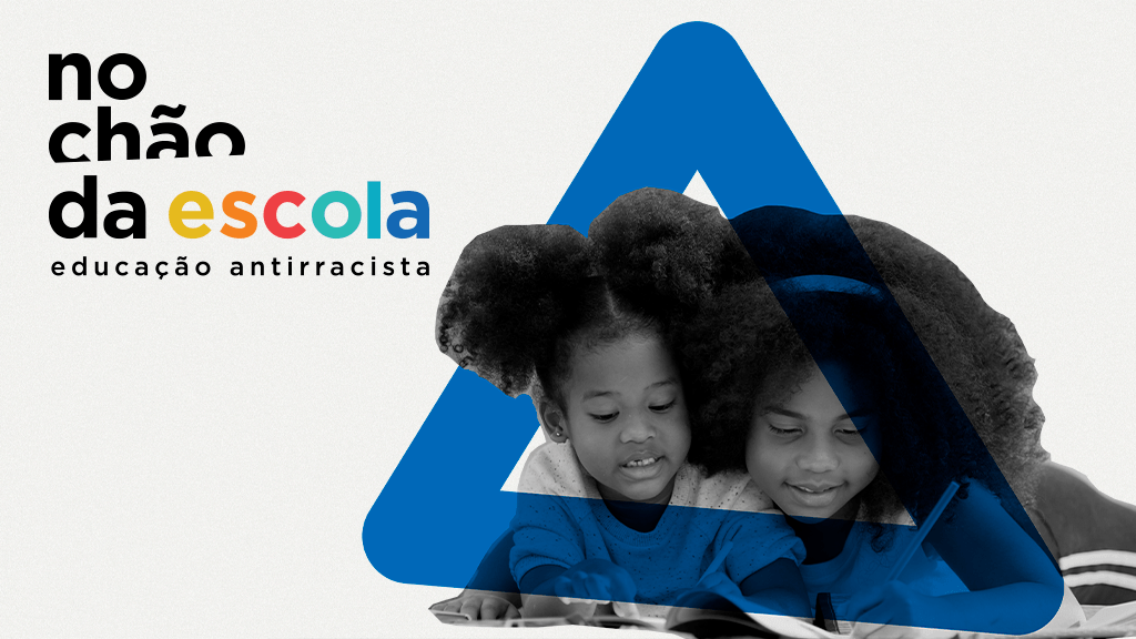 Colagem em preto e branco mostra duas meninas negras escrevendo em caderno. Ao lado, logo do No Chão da Escola: educação antirracista