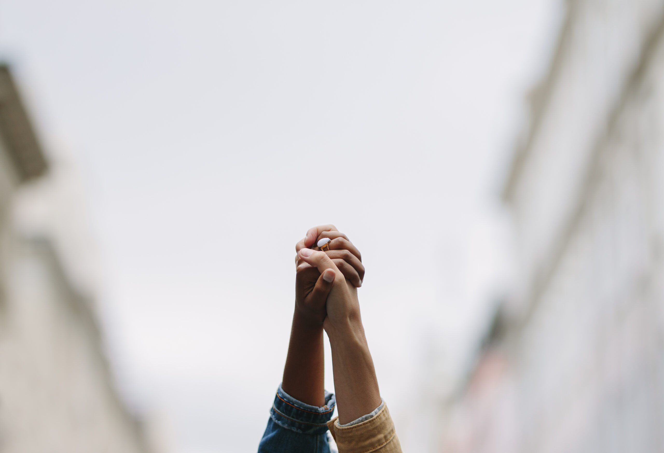 Foto mostra duas mãos erguidas juntas