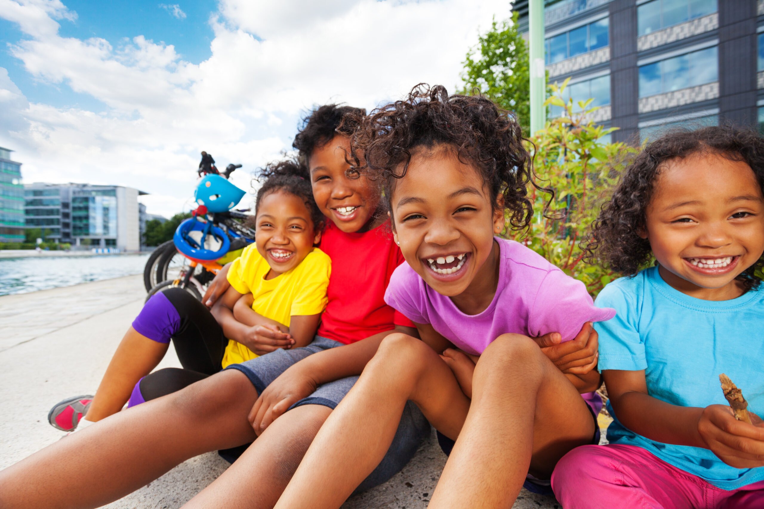 Responsabilidade empresas com os direitos das crianças: na foto, quatro crianças sorriem para a câmera.